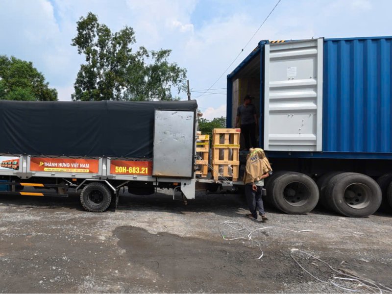 bốc dỡ hàng hóa container xuống xe tải