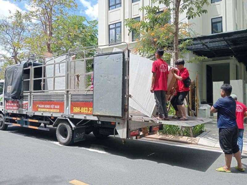 bốc xếp hàng hóa lên xe tải