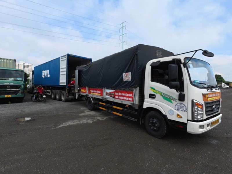 bốc xếp hàng hóa sang container