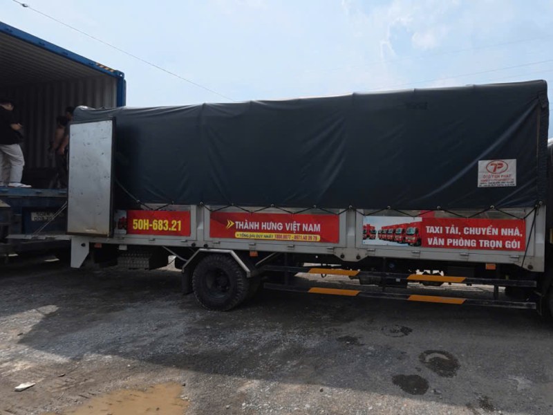 bốc xếp kiện gỗ lên container