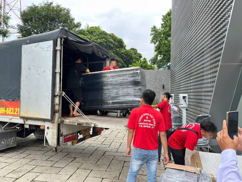 bốc xếp máy móc lên xe tải