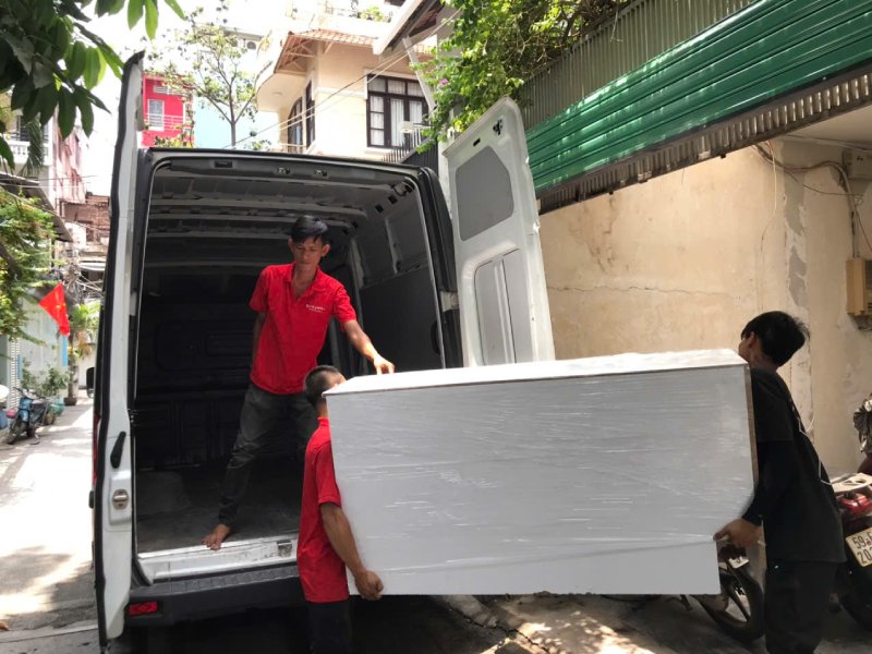 bố xếp nội thất lên xe tải