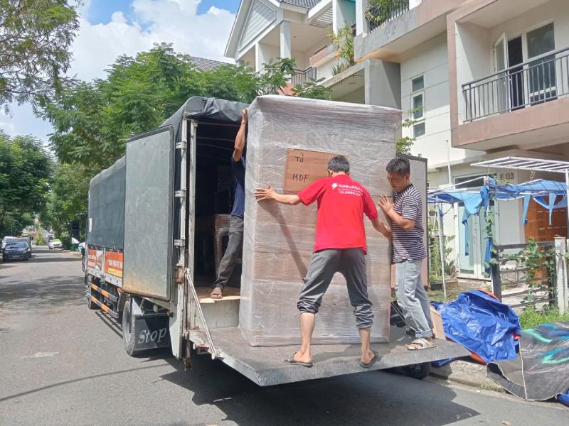 bốc xếp tủ quần áo lên xe tải