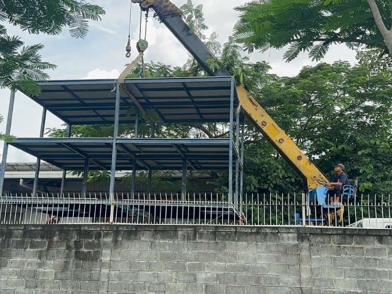 cẩu kệ hàng xuống lầu