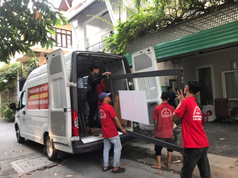 chị lan thuê taxi tải thành hưng