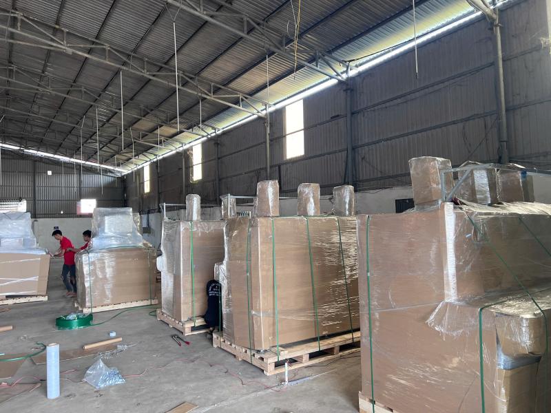 chuẩn bị cẩu máy móc lên xe tải