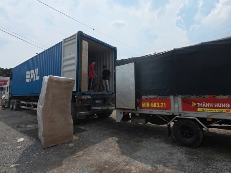 chuẩn bị vận chuyển hàng hóa về điểm cuối