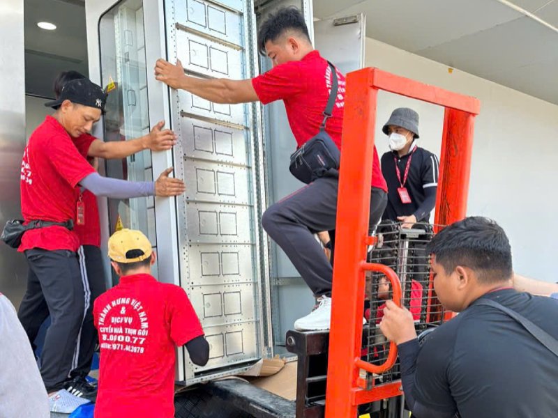 chuyển tủ hồ sơ xuống thang máy