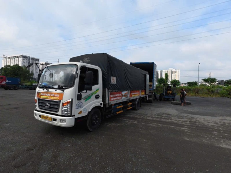 di chuyển hàng hóa sang container