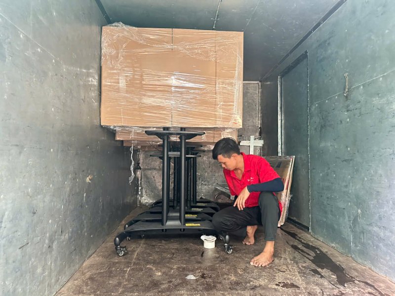 sắp xếp hàng hóa lên xe tải