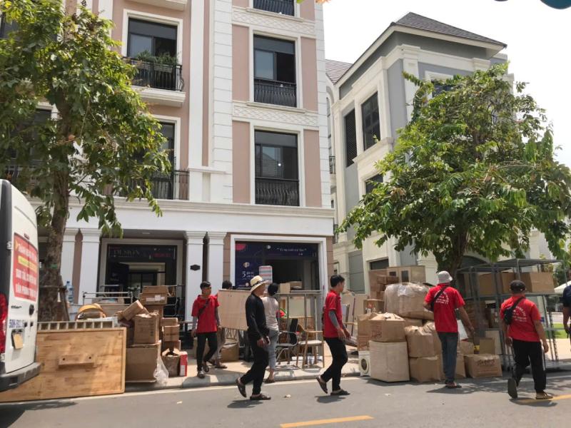 tập kết hàng hóa tại nhà mới