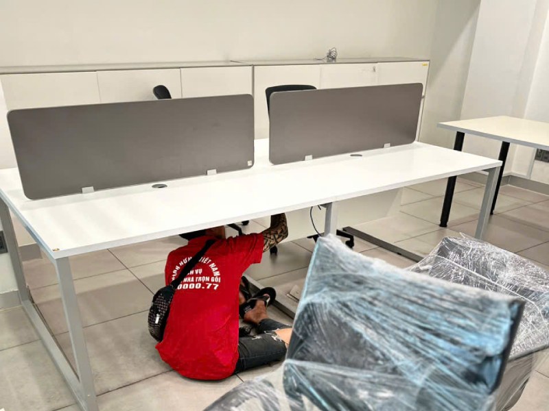 tháo dỡ thiết bị bàn làm việc