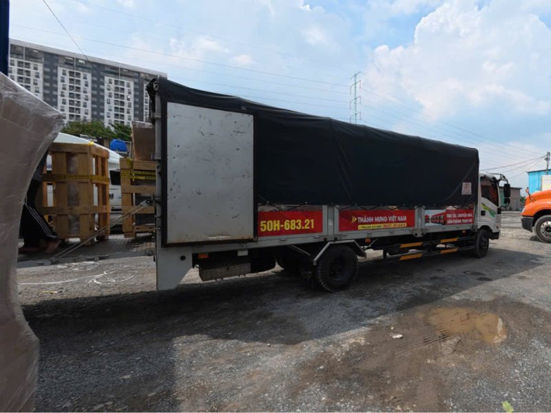 xe tải chở hàng đến bãi tập kết