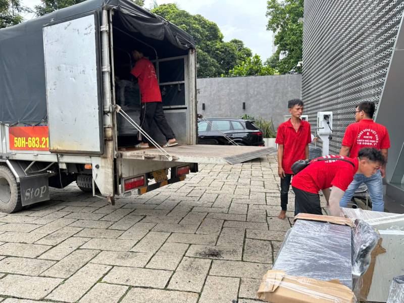 xếp hàng hóa lên xe cẩn thận