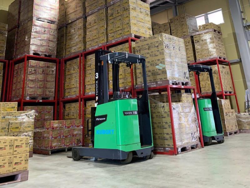 thuê xe nâng hàng hóa trong kho