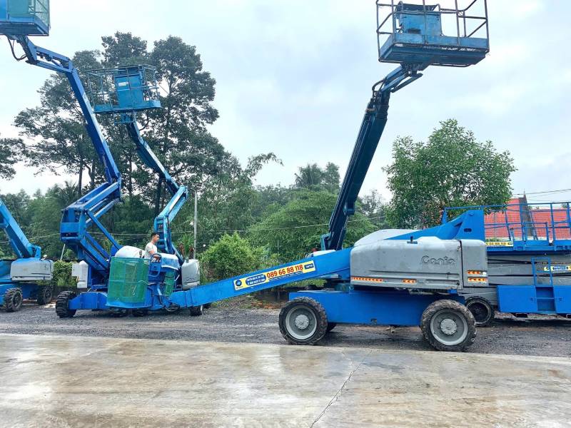 thuê xe nâng người lắp kính quán cafe