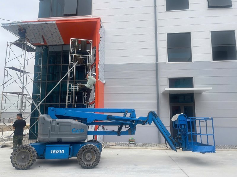 thuê xe nâng thi công biển hiệu