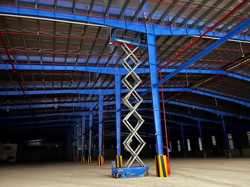 xe nâng người cắt kéo