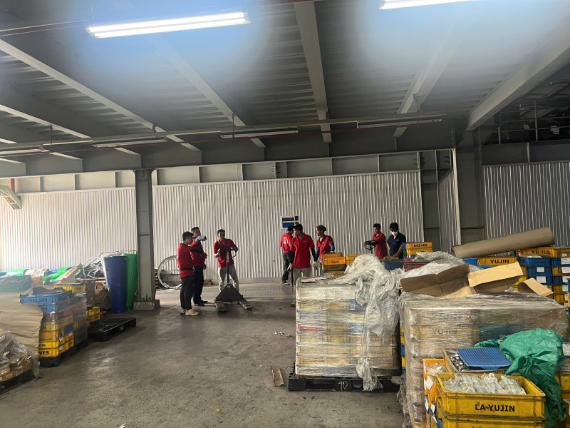 hàng hóa được sắp xếp cẩn thận trong kho