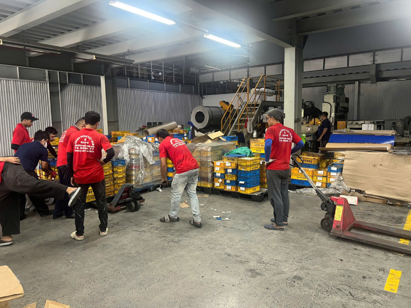 nhân viên hỗ trợ bốc xếp hàng hóa vào lưu kho