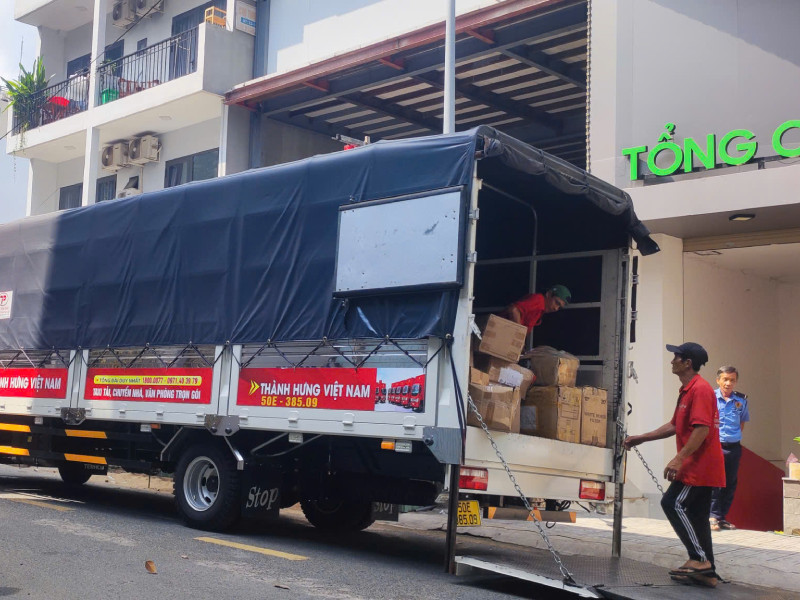 xe tải chở hàng hỗ trợ chuyển kho